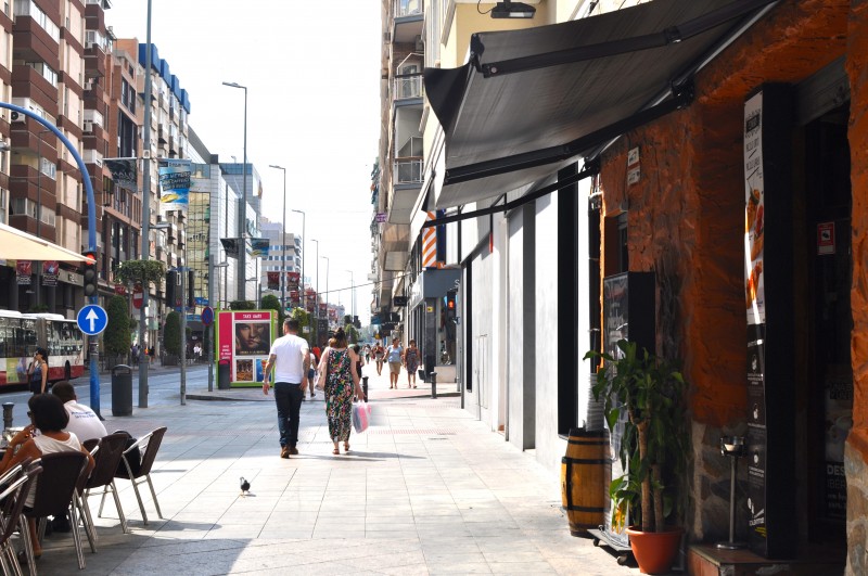 Shopping on Avenida de Maisonnave in Alicante City