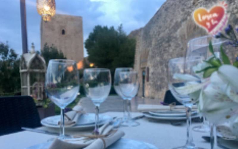 Romantic August dinners with live music in the courtyard of Lorca castle