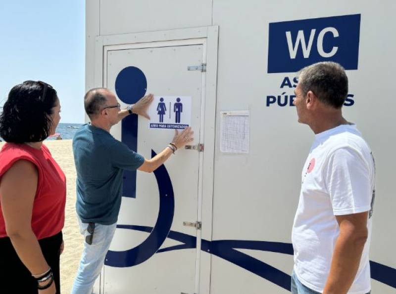 Águilas beach installs bathroom for bathers with ostomy bags