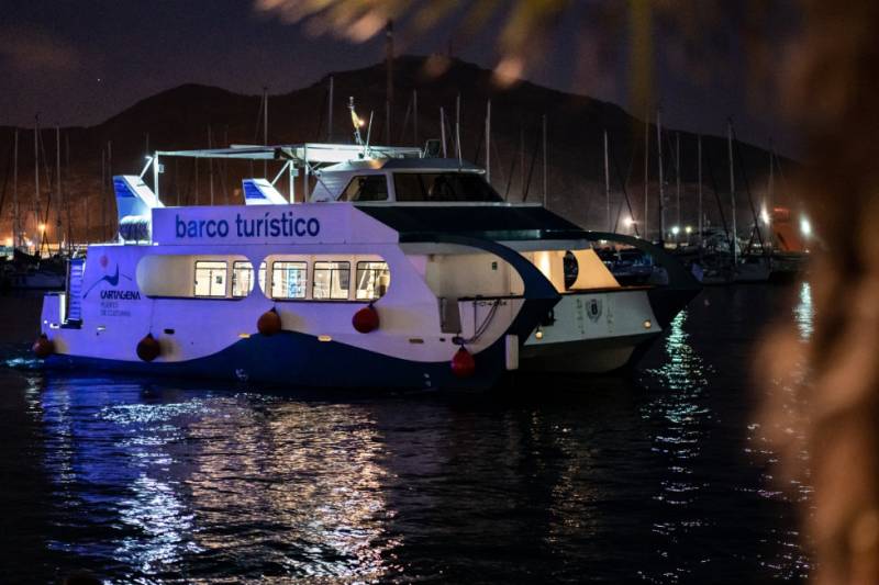 Evening trips on the tourist boat of Cartagena with live music during July and August