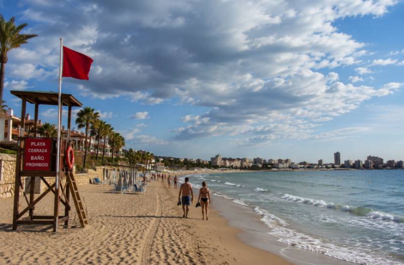 Costa Blanca beaches closed as red alert brings extreme heat, storms and dangerous winds